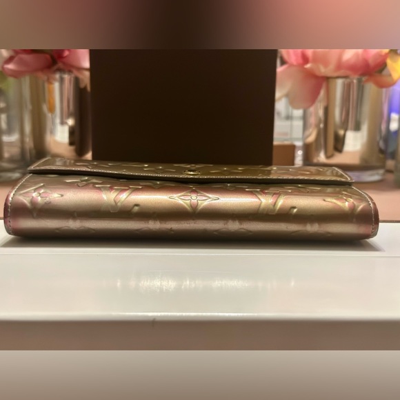 ❤️‍🔥Gorgeous Unique Louis Vuitton Gris Art DecoMonogram Vernis Sarah Wallet❤️‍ - Picture 3 of 13